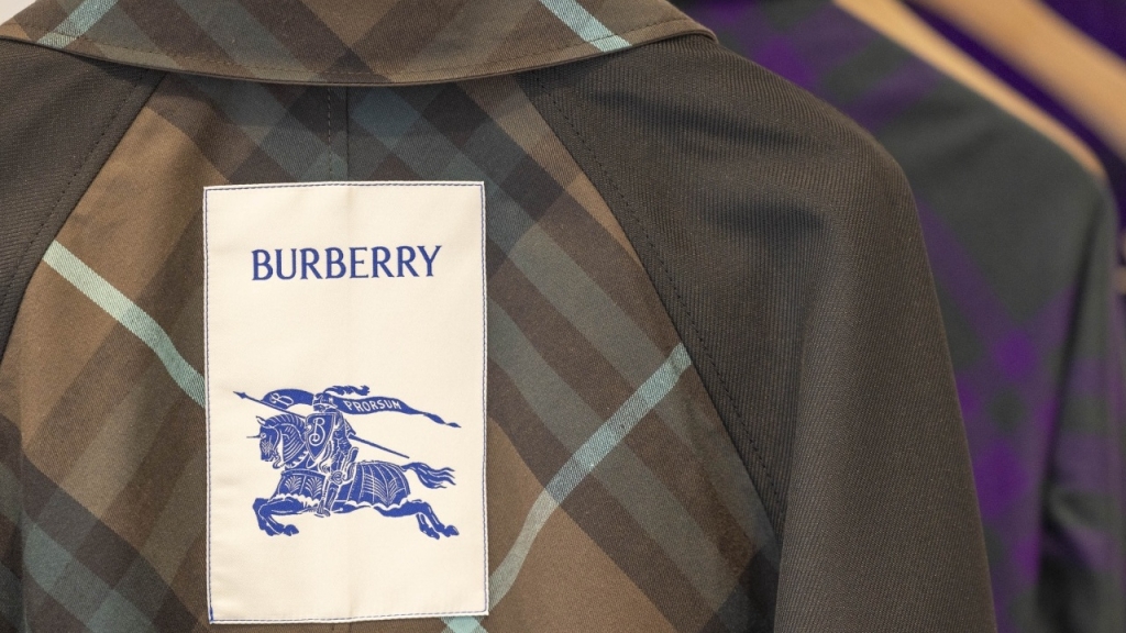 Burberry, FTSE 100'den Çıkarılıyor: Hisse Sendeği 'ten Fazla Düştü