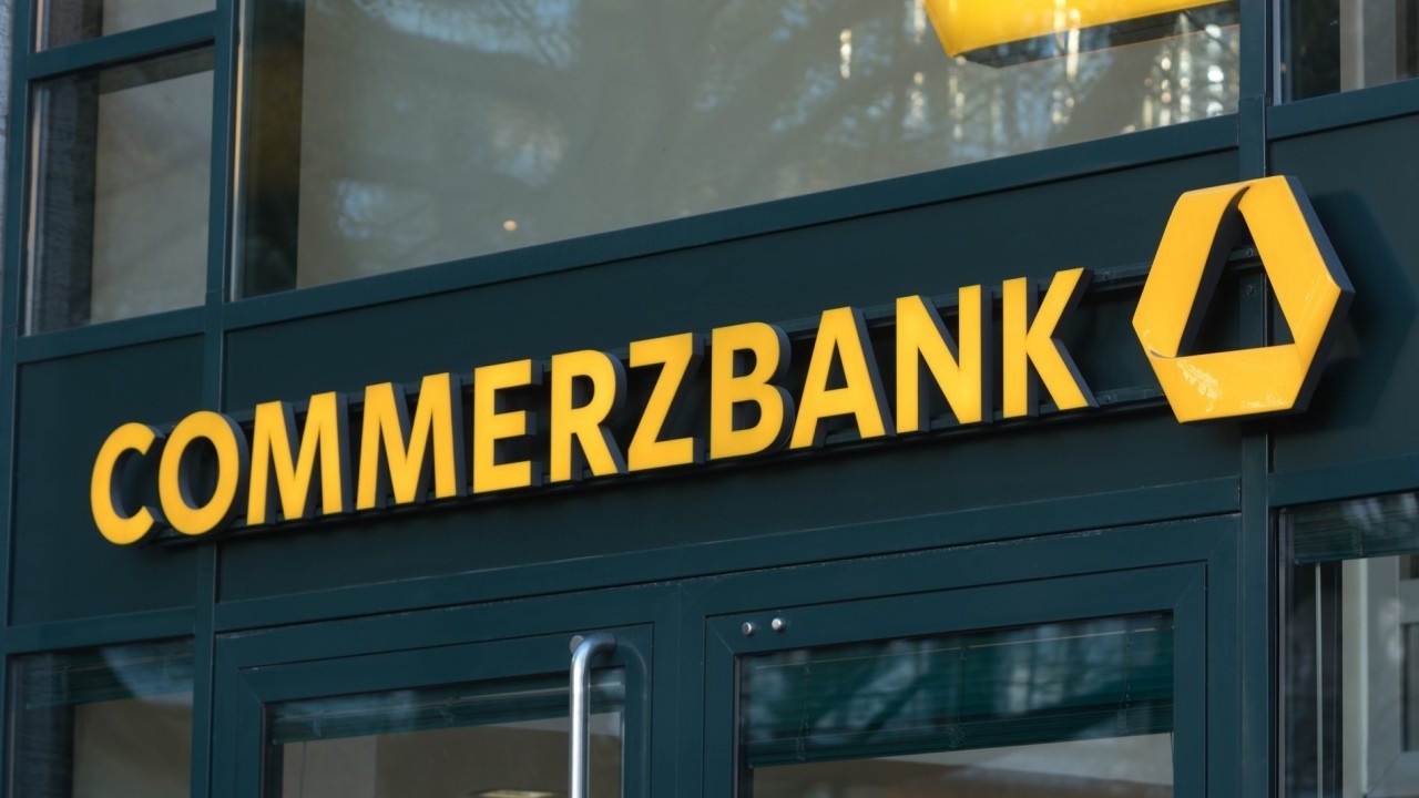 Commerzbank CEO'su 30 Eylül'de Görevinden Ayrılıyor: UniCredit'in Hisse Artışı Gölgesinde