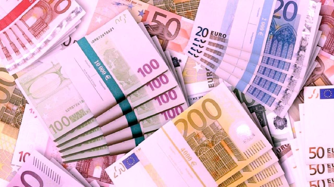 Euro Bölgesi Ekonomisi Daralıyor: PMI Endeksi 48,9'a Geriledi