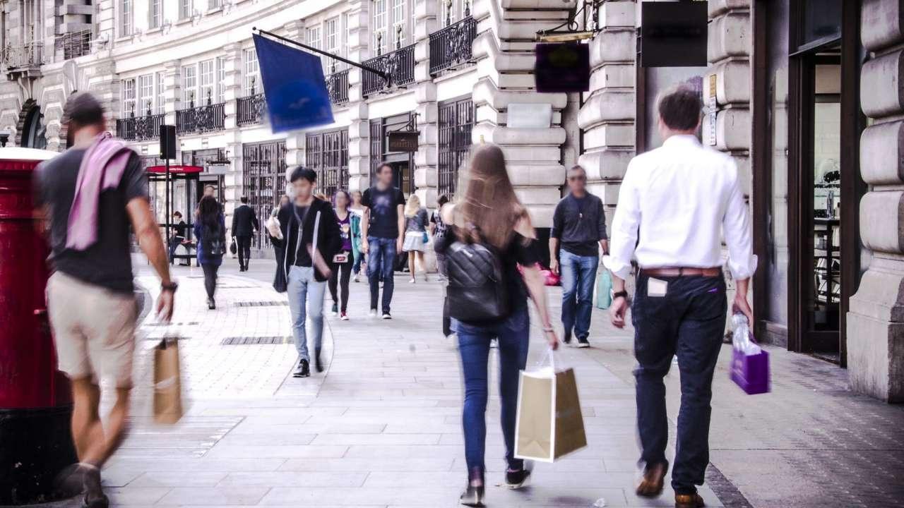 İngiliz Tüketiciler Harcamaları Artırıyor: Enflasyon Endişeleri Azalıyor mu?