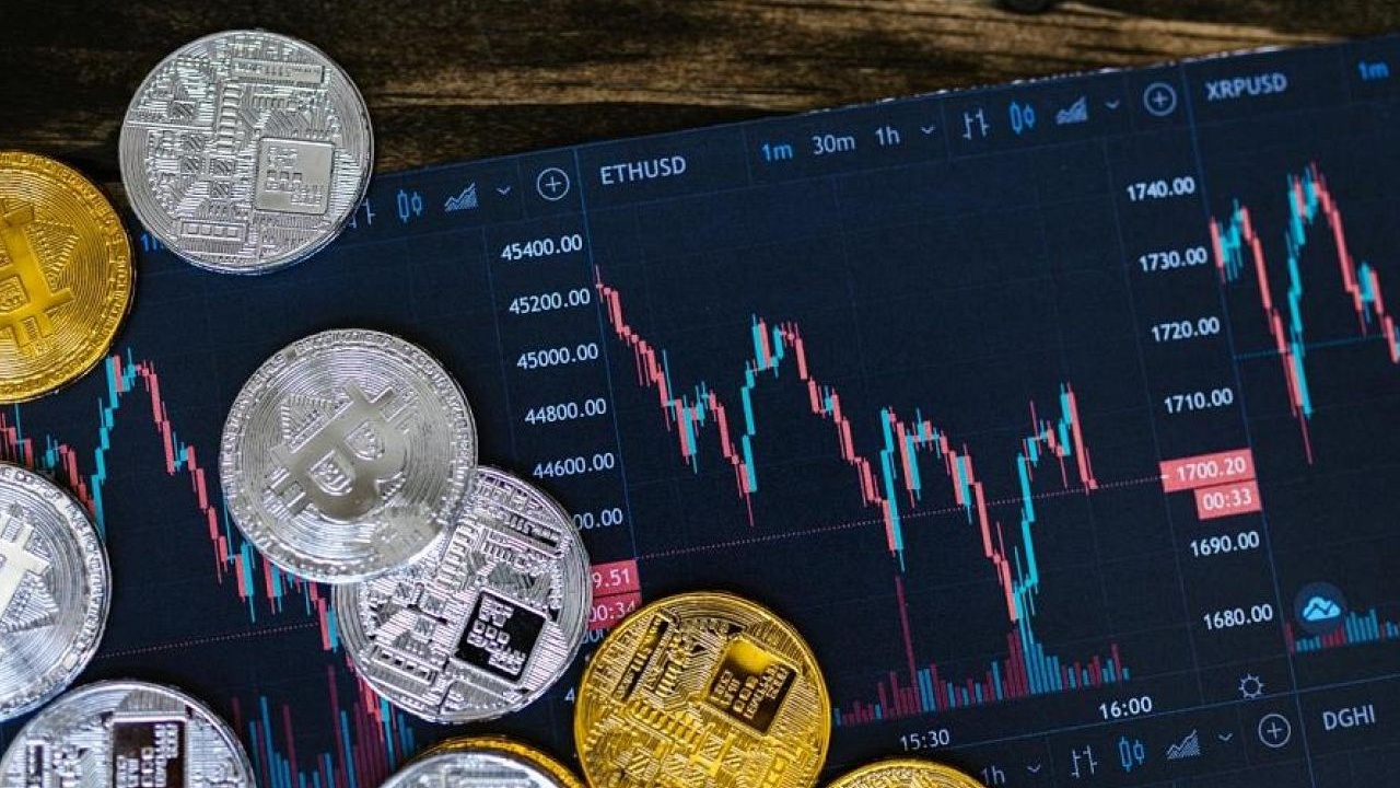 Kripto Piyasası Sarsıldı: Bitcoin Sabit, Altcoin'ler 'ya Varıncaya Kadar Düştü!