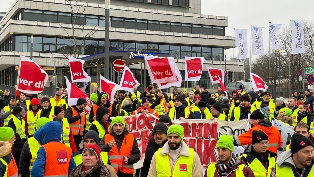 Almanya'da 250.000 İşçi Greve Çıktı: Metal ve Elektronik Sektöründe Uyarı Grevi